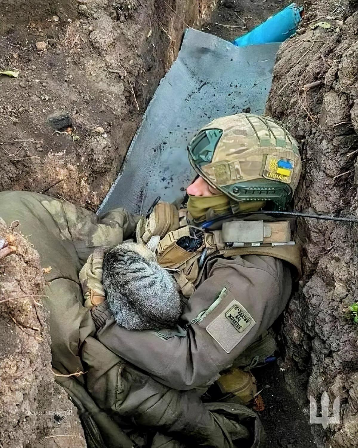 战壕里的乌克兰🇺🇦士兵和他的猫咪🐱

艰难时刻，也有你陪伴