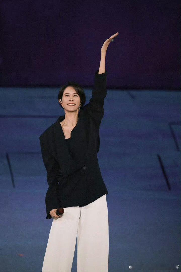 汪苏泷回应莫文蔚 汪苏泷欢迎莫文蔚做客罗曼城罗曼城今夜氛围感爆棚！莫文蔚惊喜到访