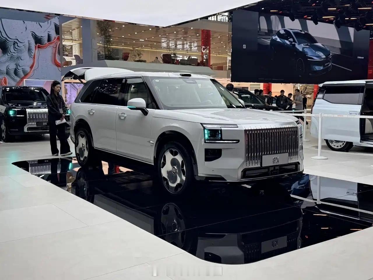 极氪9X实车亮相，标配900V混动平台+双零重力座椅指导价46.59万-59.9