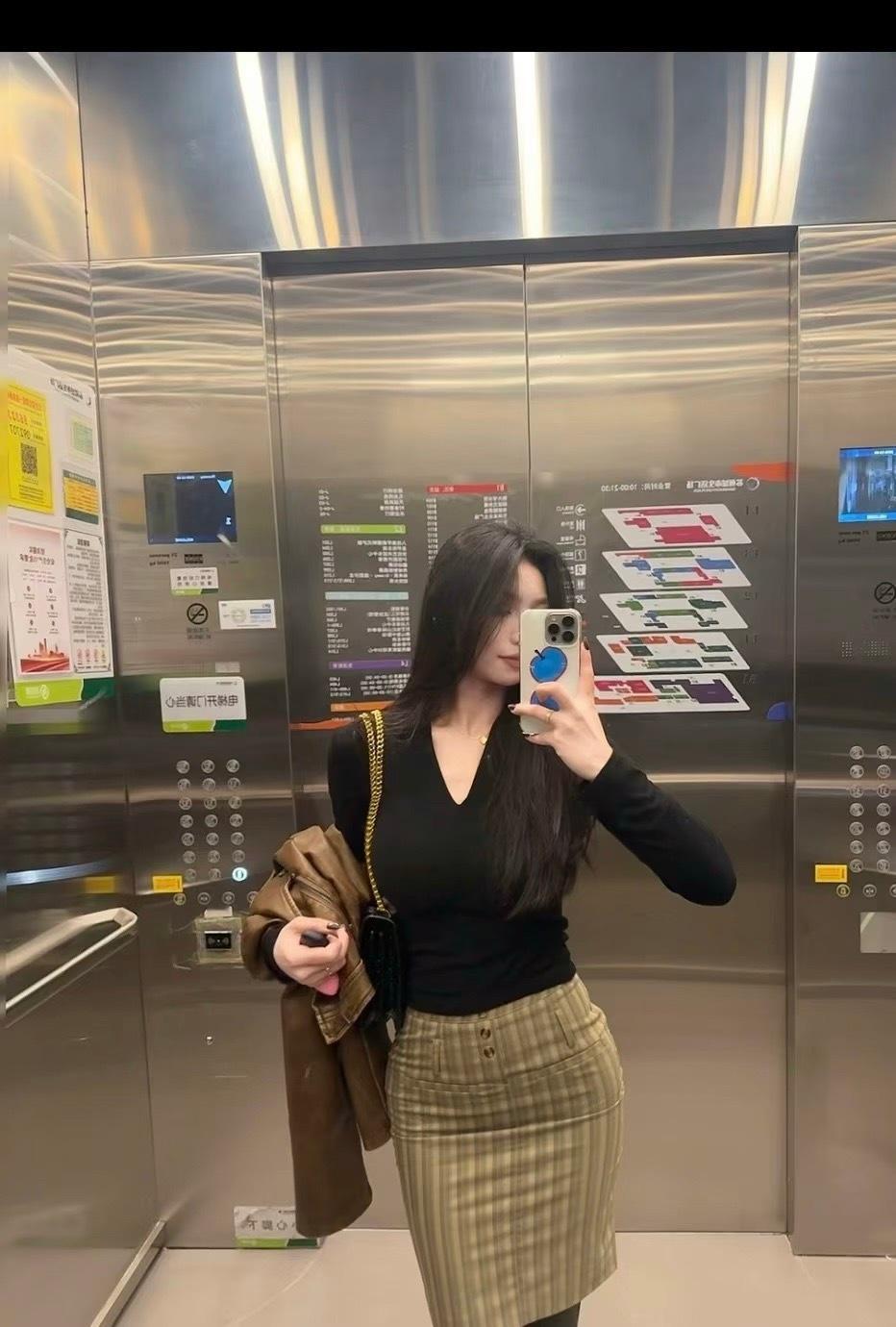 电梯里对镜自拍 