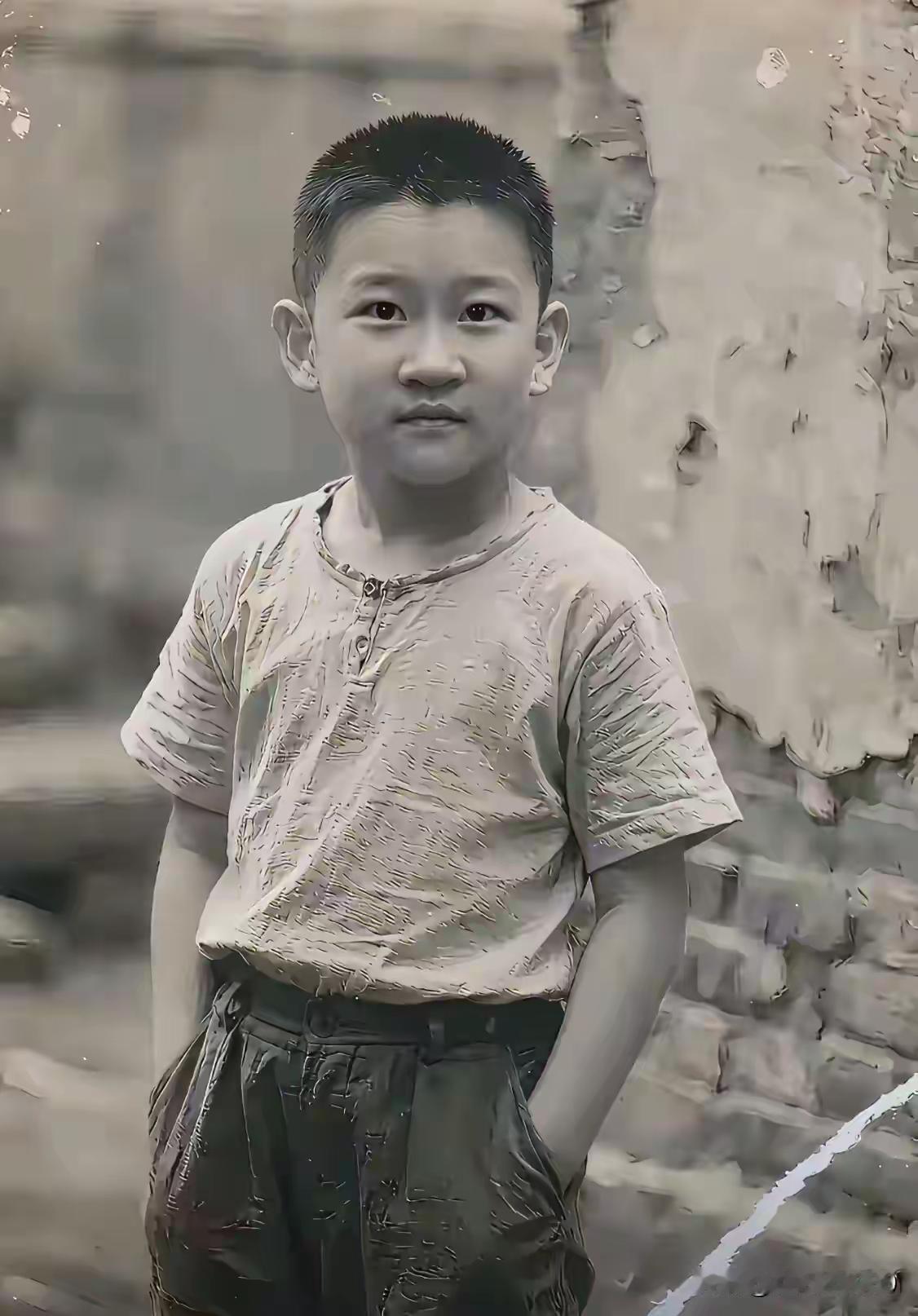 这是相声演员曹云金儿时的照片吧！