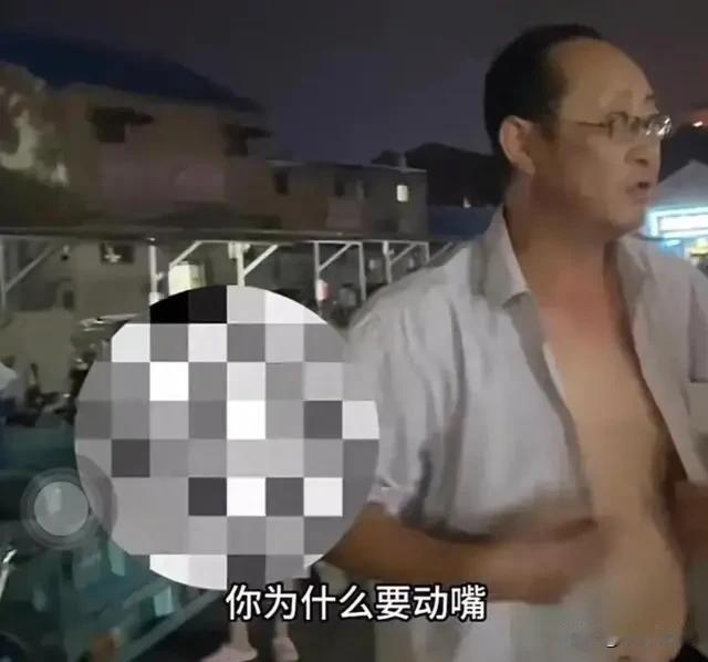 “只亲女孩，不亲男孩”这个袒胸露肉得老头太让人恶心了！最近在江苏徐州发生了一件让