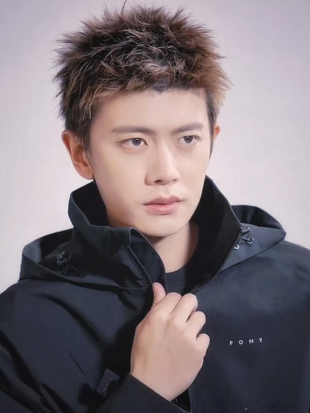 任嘉伦 6敢表达，敢前行，才是真正的少年姿态。任嘉伦始终以纯粹和热爱，走出自己的