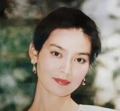 1979年，潘虹结婚1年，经常和导演杨延晋产生暧昧，被他妻子洪融发现，将他们的情