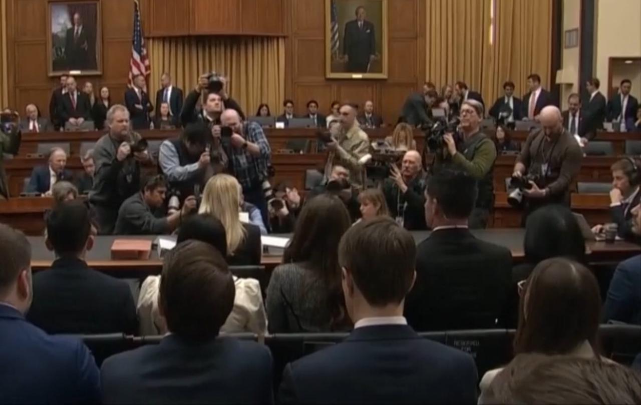 美国国会听证会上，爱泼斯坦案相关文件被公开，引发激烈质询。邦迪等官员就案件处理接