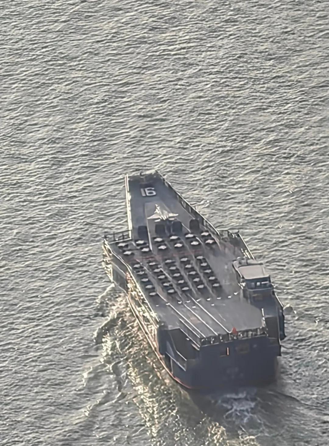 广州的朋友们告诉我，这是航空母舰吗？