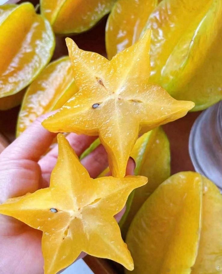 很火但难吃的水果杨桃 看上去黄色鲜嫩多汁，又有五角星的形状，挺会长的。实际上口味