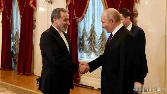 俄罗斯外交部发文：“4月27日，普京总统在圣彼得堡会见了伊朗外长阿拉格齐。俄罗斯