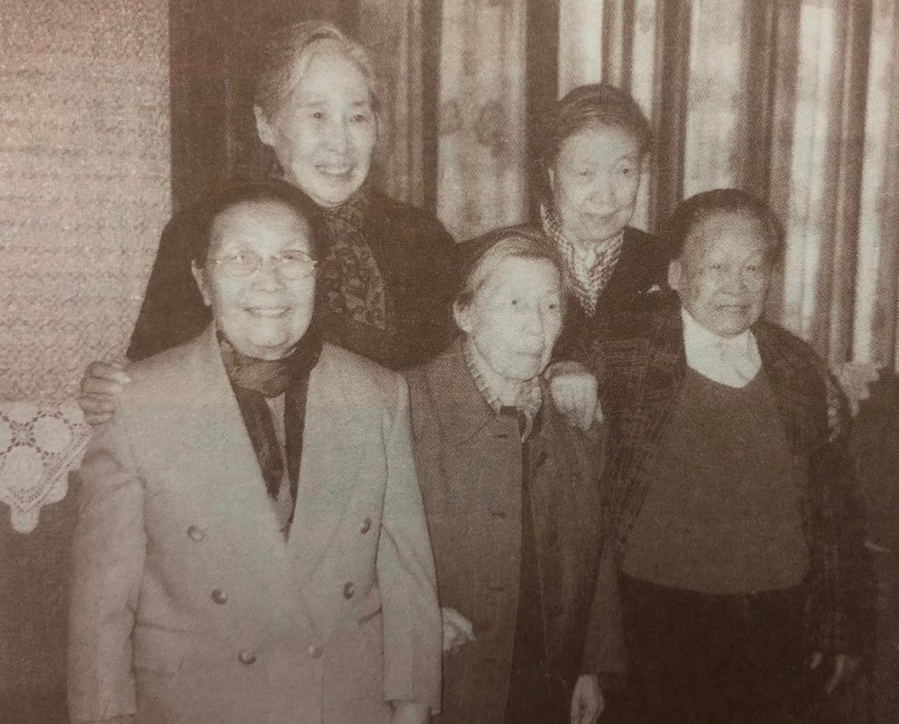 五位革命老人罕见同框，这一张照片拍摄于1996年2月9日，地点在北京，是中国老龄