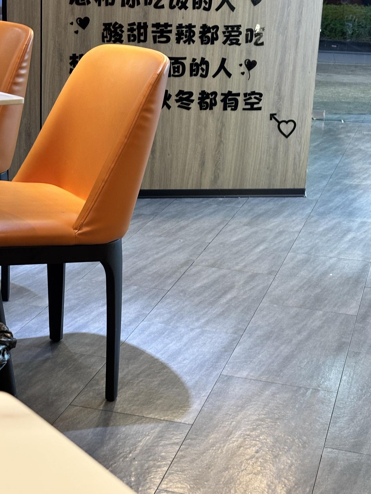 朋友是做HR的，前台离职了，老板让新招个前台，要求本科，身高165，形象气质好，