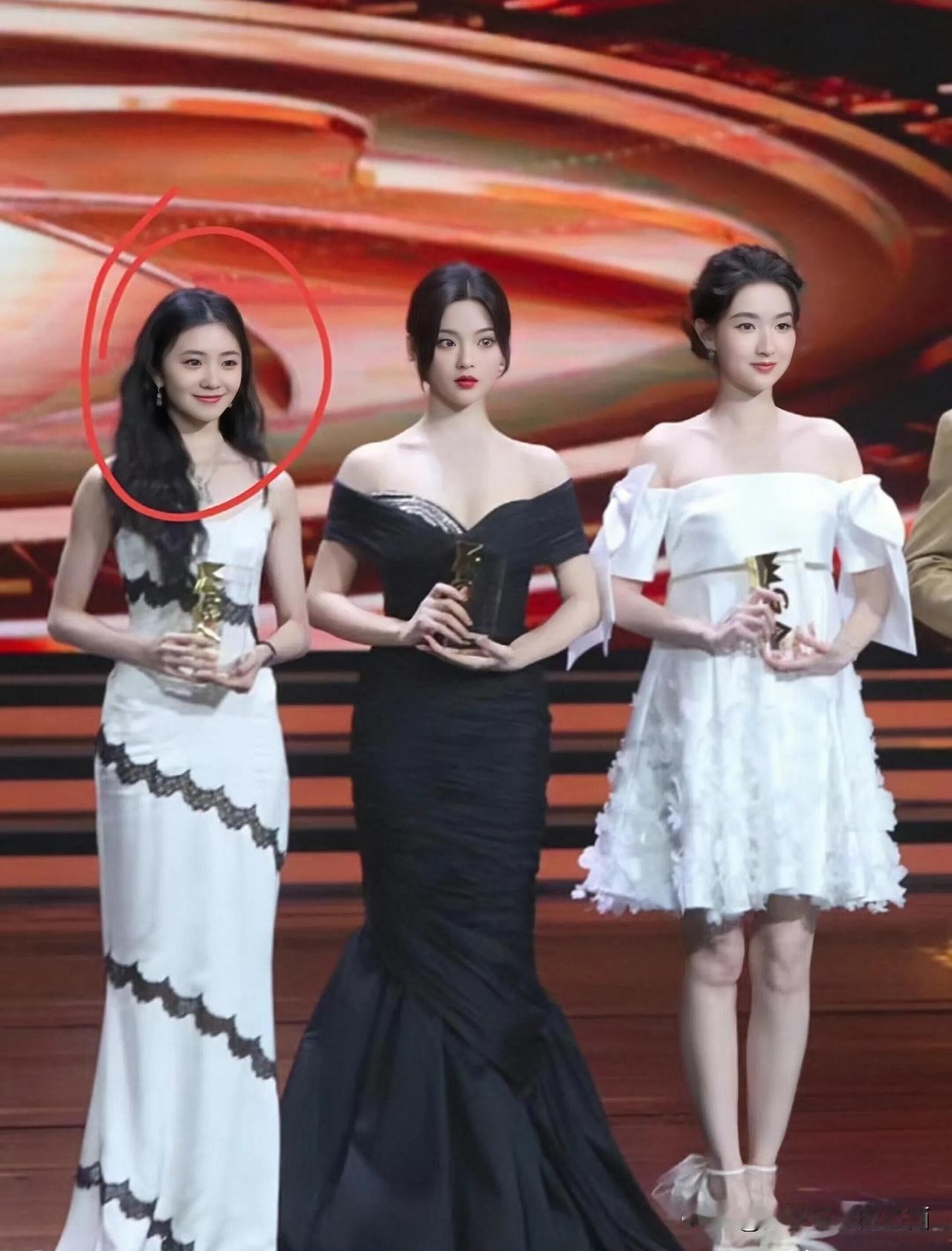 第一眼就能看到右边的这一美女，她属于一眼惊艳的美女，身材高挑，气质佳，颜值比舞台