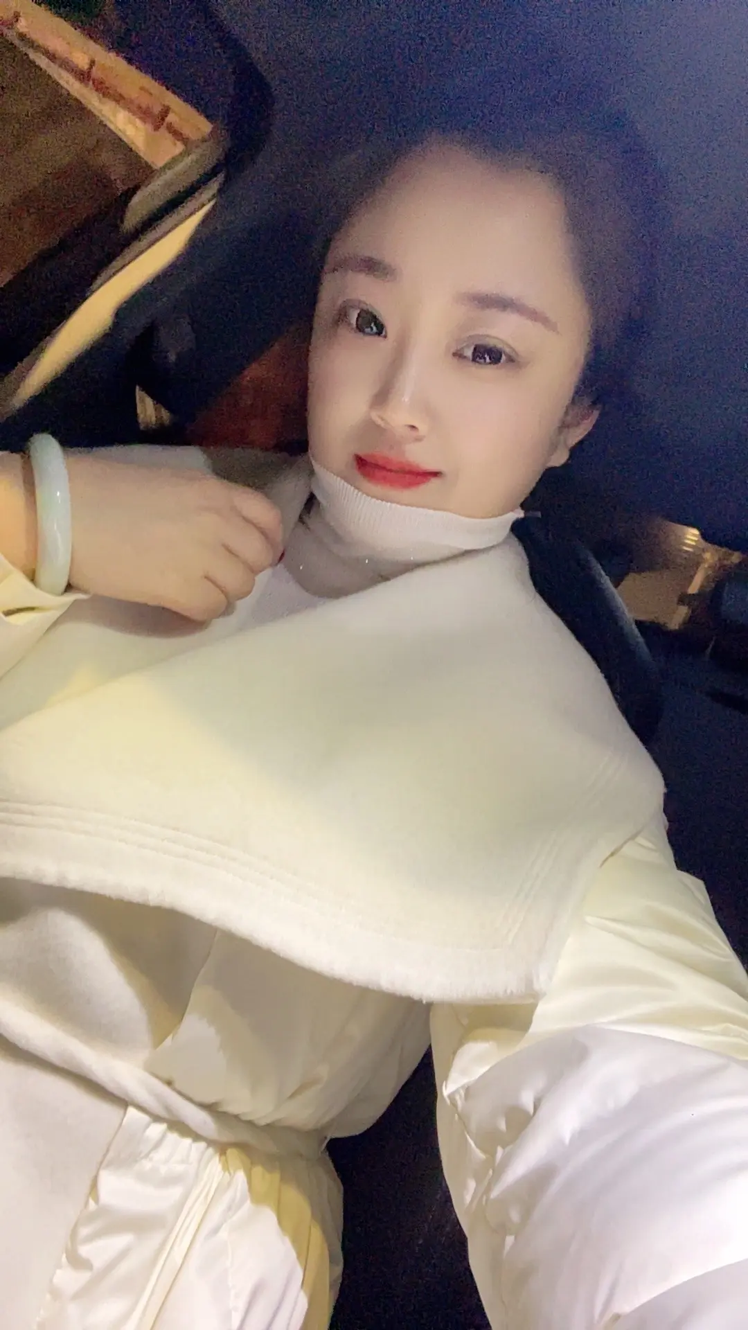 爱的底色是心疼和尊重，人的底色是情和义，那些能处一辈子的关系，从来都不...