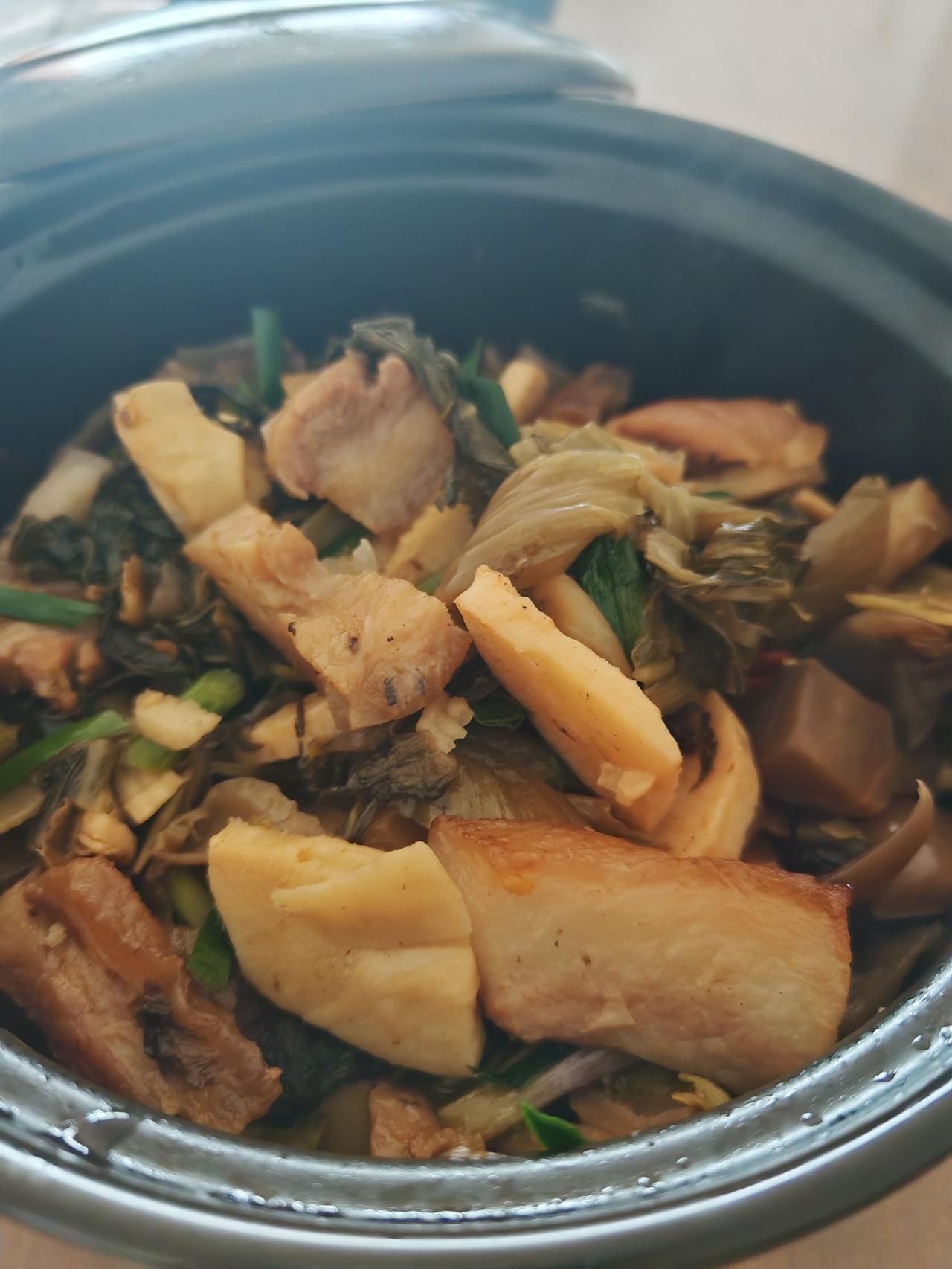 今天到市场买了半边猪脸和一个春笋，做一道咸菜春笋焖猪头肉。
 
这是一道把春鲜、