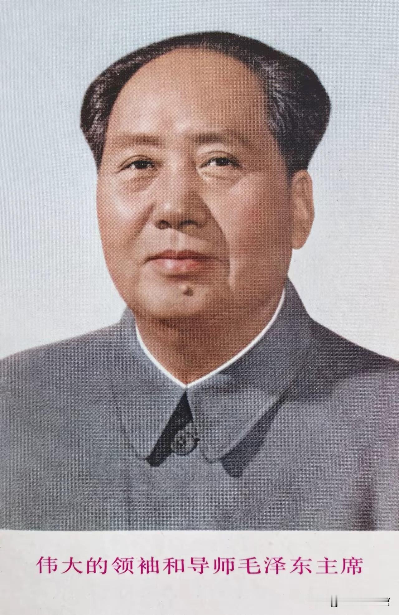 毛主席巨幅画像，面容慈祥庄重，是新中国标志性符号，承载亿万人民对开国领袖的缅怀与