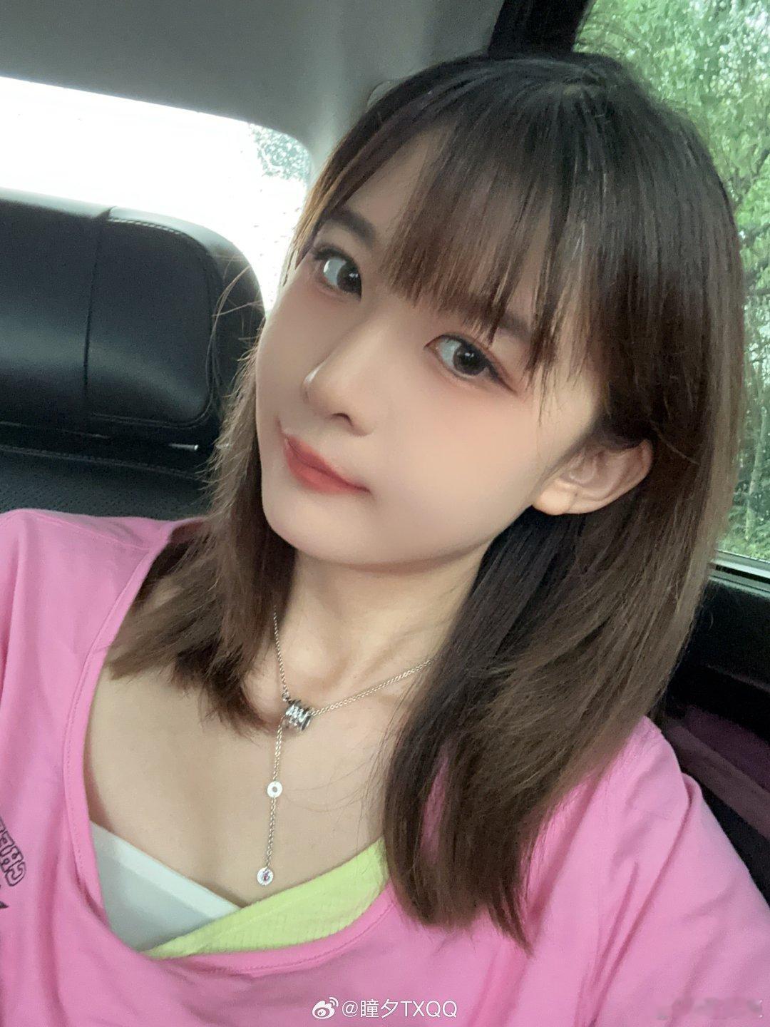 清纯可爱这一块！解说瞳夕晒照：短发三连😋WE对战IG英雄联盟S15竞技游戏 ​