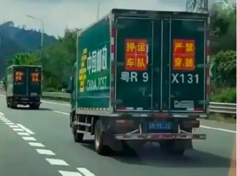 你可能刷到过——深夜高速上，几辆闪着双闪的绿色邮政车被警车前后夹护，有网友凑近拍