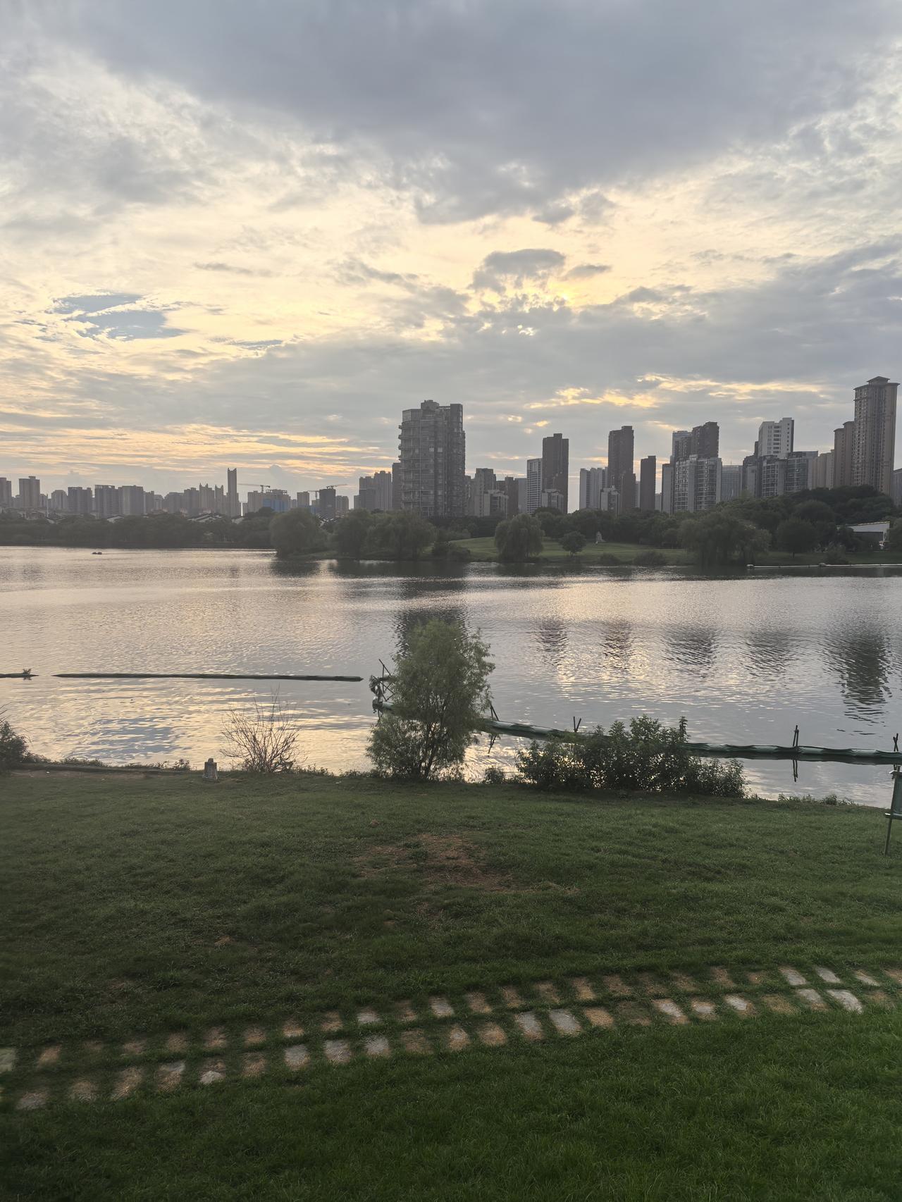 看看你们随手拍的晚霞夏日湖边的晚霞，格外迷人和祥和，给人心旷神怡的感觉！周末，没