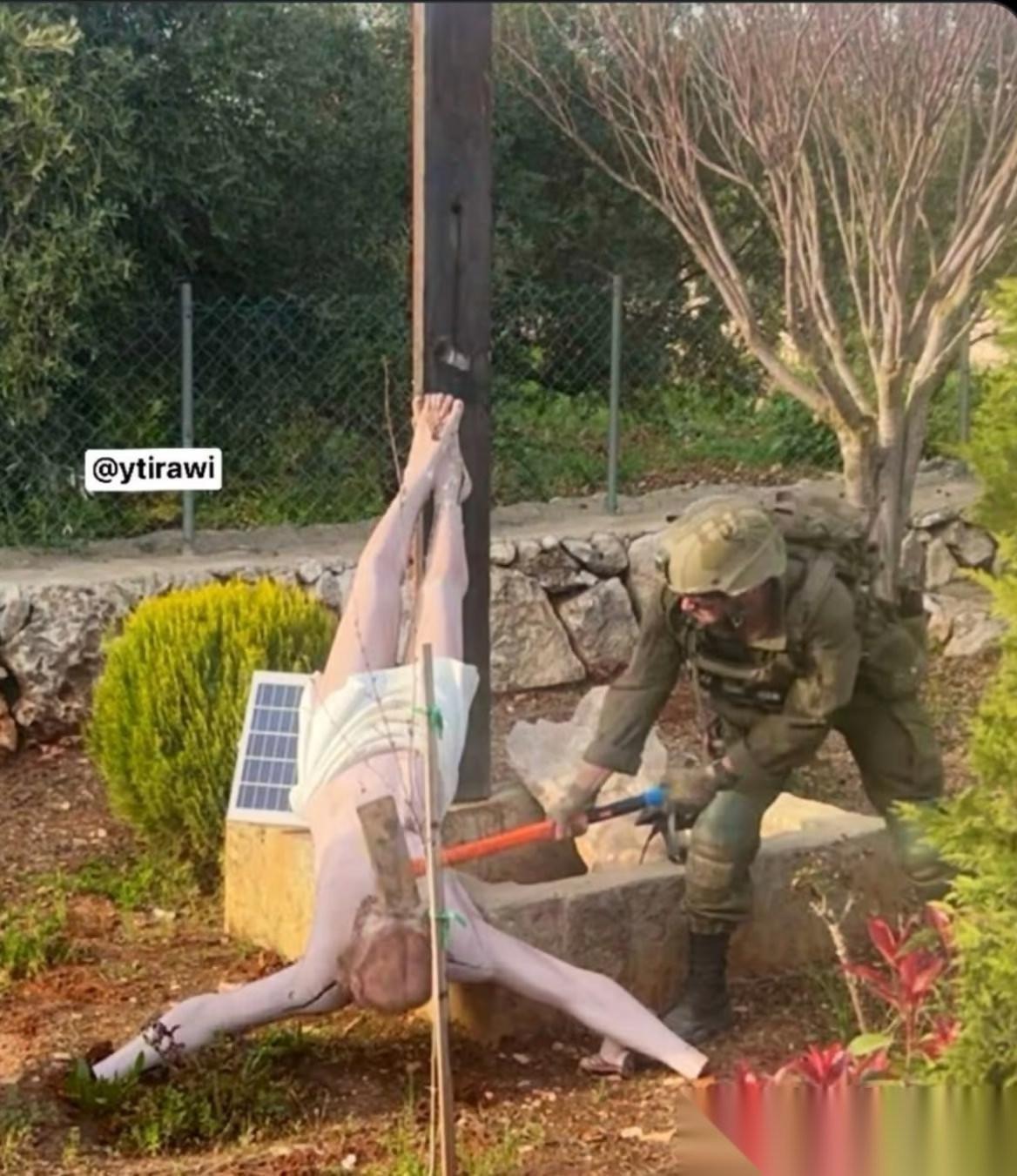 谁能想到，在炮火连天的中东，有人竟然用一把锤子就轻松办到了。
4月20日凌晨，外