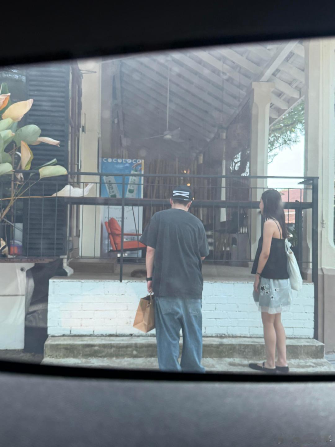 新加坡偶遇陈赫张子萱逛街网友新加坡偶遇陈赫张子萱逛街 新加坡偶遇陈赫张子萱逛街，
