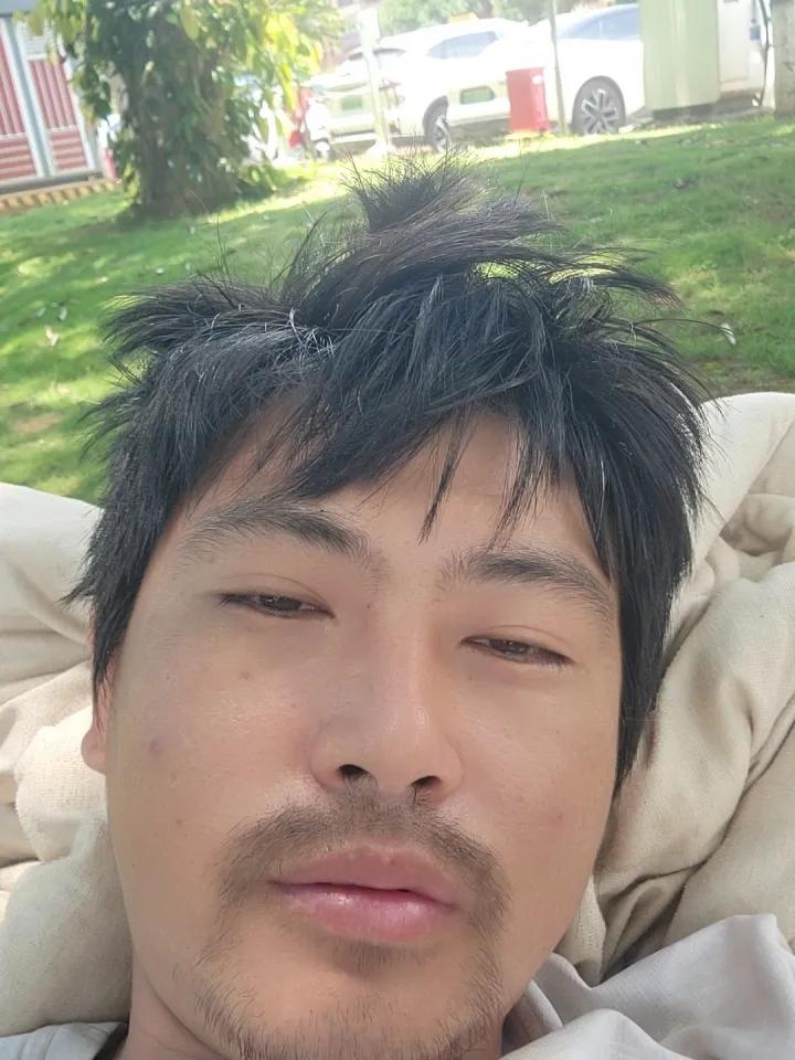 今天我爸打电话告诉我。一个月给他1000块钱。现在1分钱也没见着，他也能理解。希