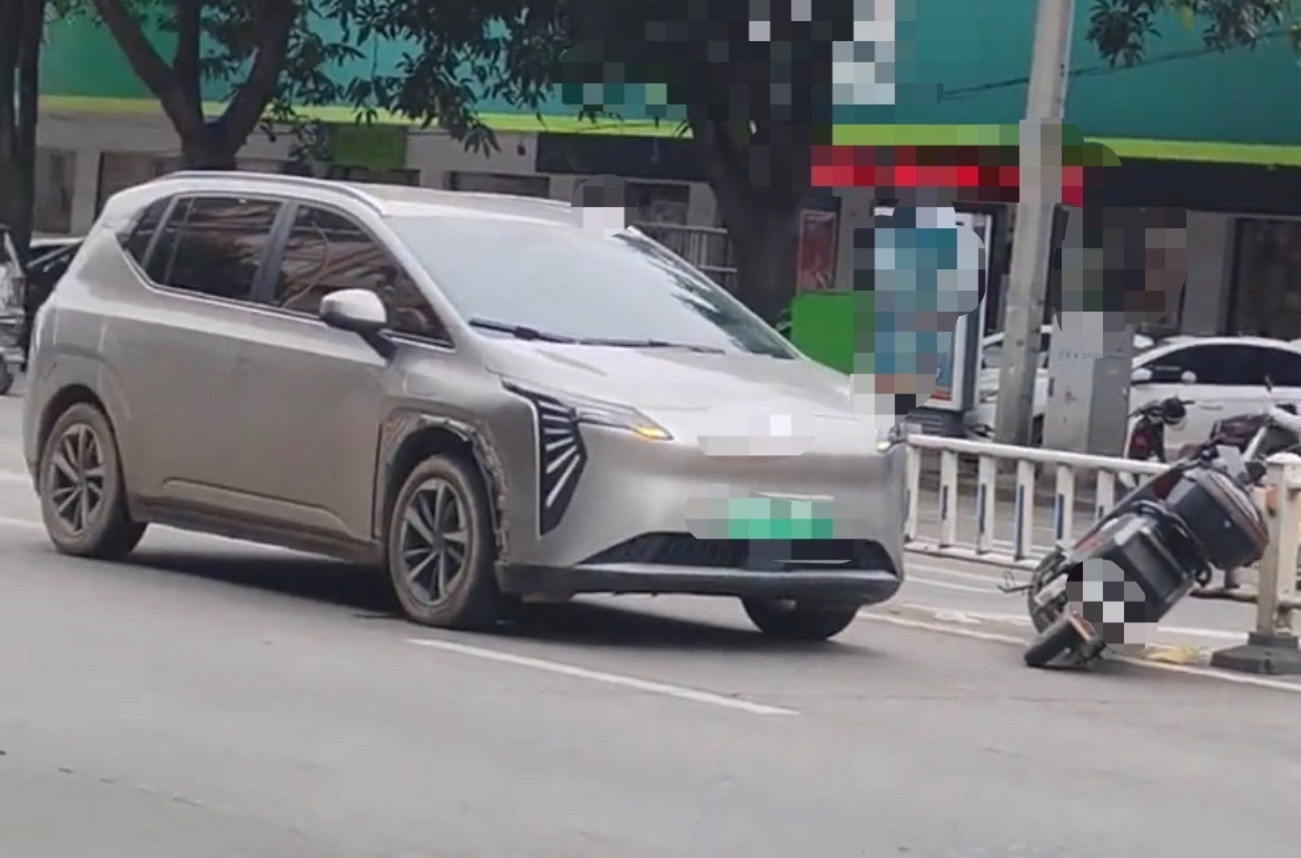 【玉林某银行红绿灯路口电车疑被车撞护栏旁】7月10日，网友爆料称：玉林市某银行门