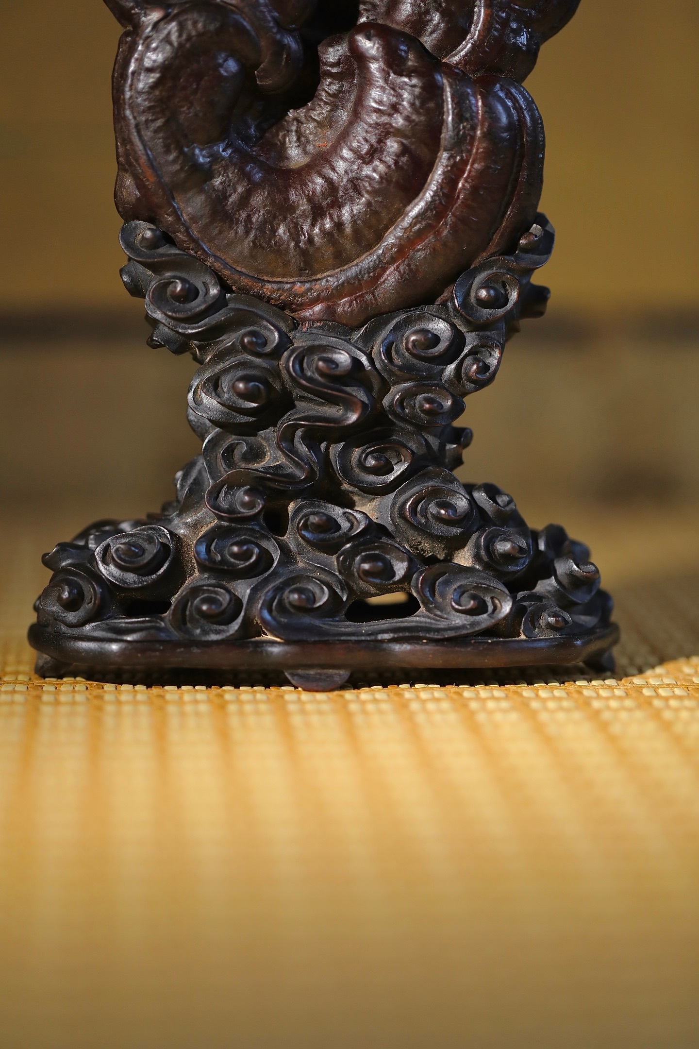 清供 | 灵芝砚屏天然灵芝肌理盘绕层叠，正面色泽醇厚古拙，背面留存原生质朴石质肌