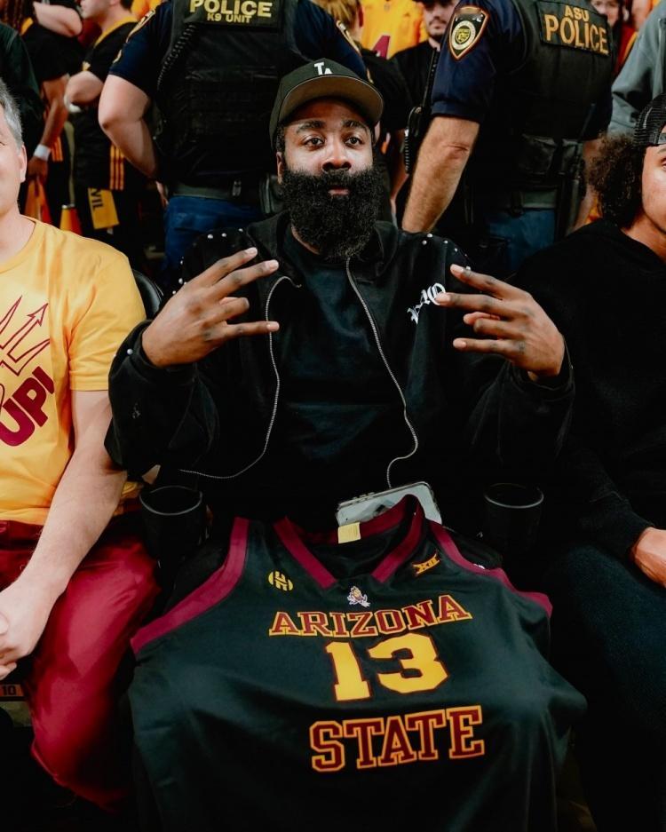 明天快船客场对阵太阳！哈登今日现身母校观看学弟们比赛