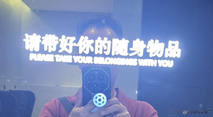 公厕这个提醒标语值得全国效仿！真的太贴心了！
这次回老家路上在白云火车站公共厕所