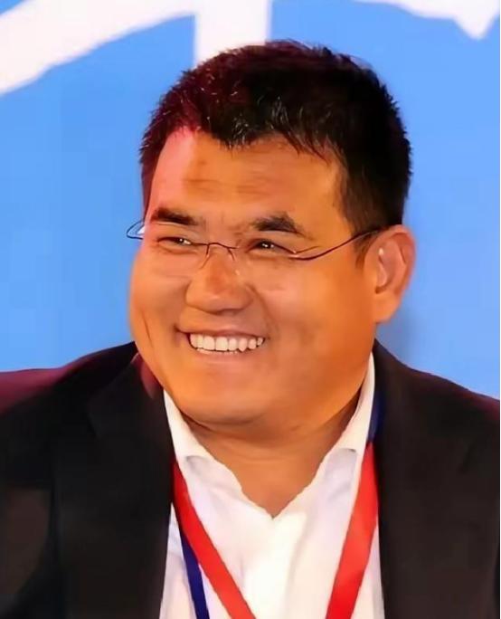 在汶川地震时，一名百亿富豪直接捐款3000万元，然而在救灾晚会上，他临时变卦，偷