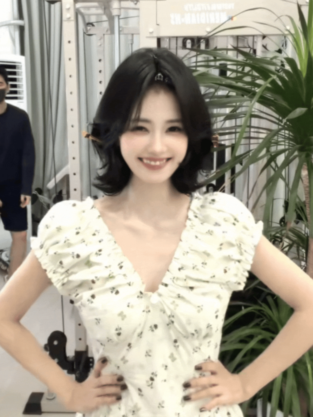 老师这里有只很有姐感的白萌妍好萌好美给你一把玉米可以跟我走吗白鹿王韵娜 .白鹿