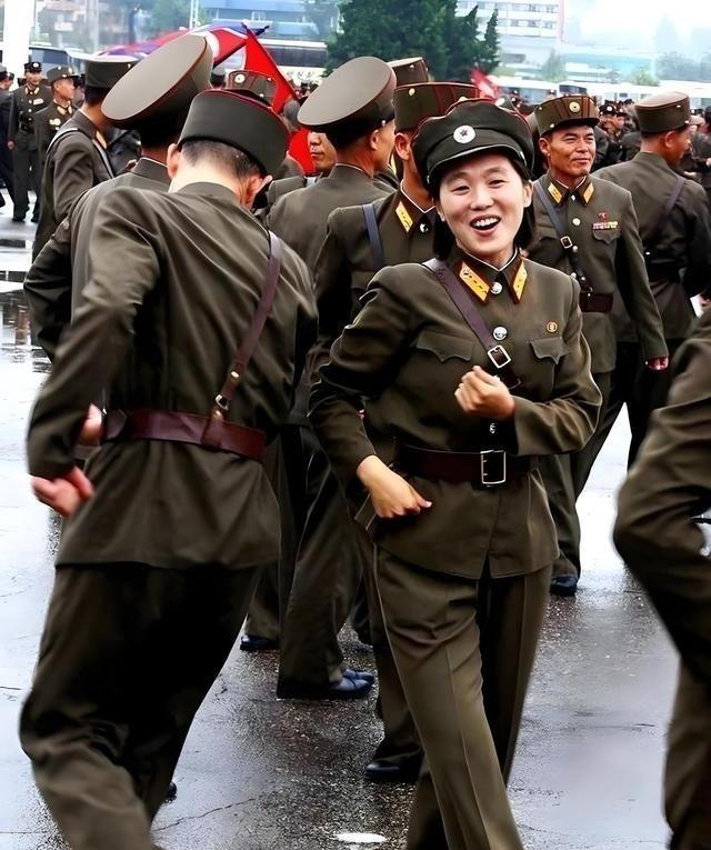 朝鲜是一个特殊的存在：人口仅2600万，却维持着约130万人的现役部队，规模高居
