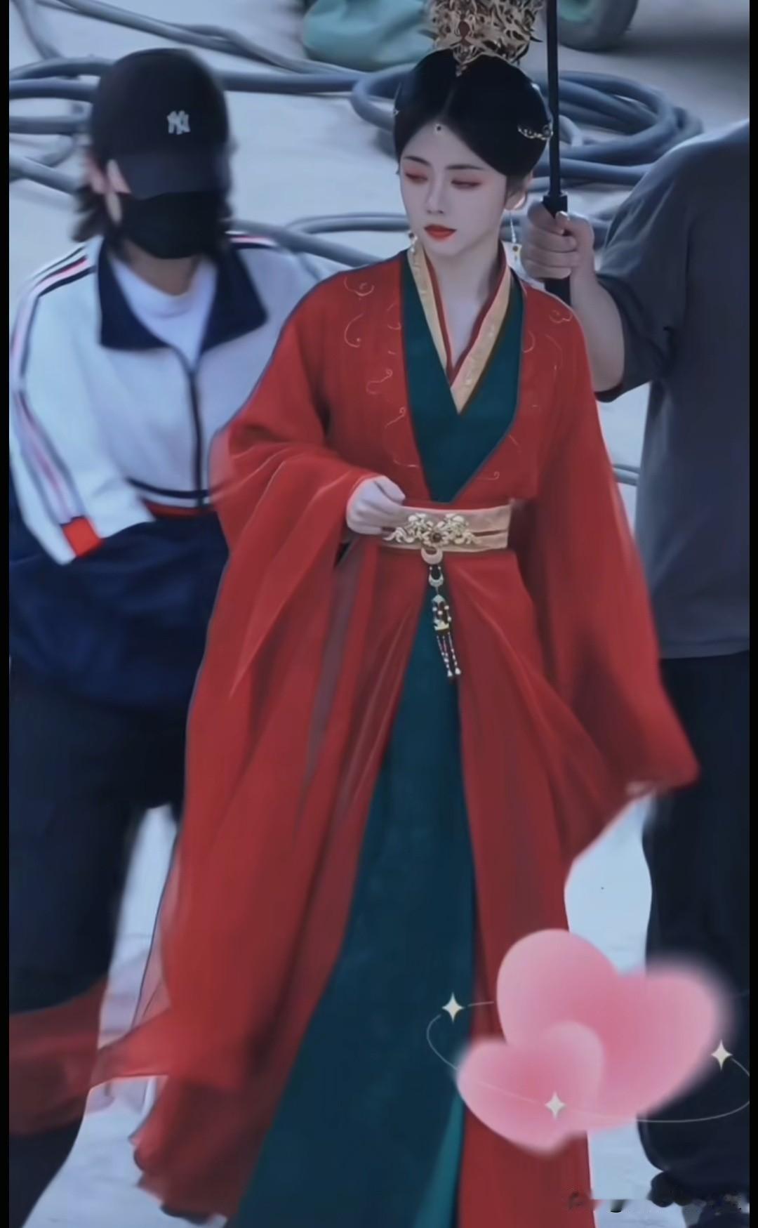 追了锦衣之下几集真的被谭松韵圈粉了，她演技扎实又低调没绯闻，和搭档的cp感拉满。