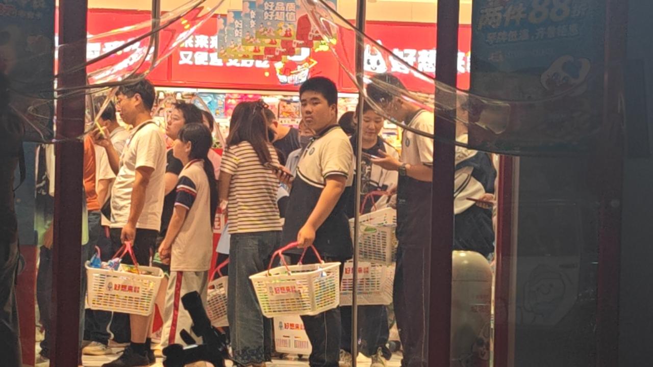 快到六一儿童节了，临沂城区卖零食的店开始火了，据说光排队就得一个半小时。也希望食