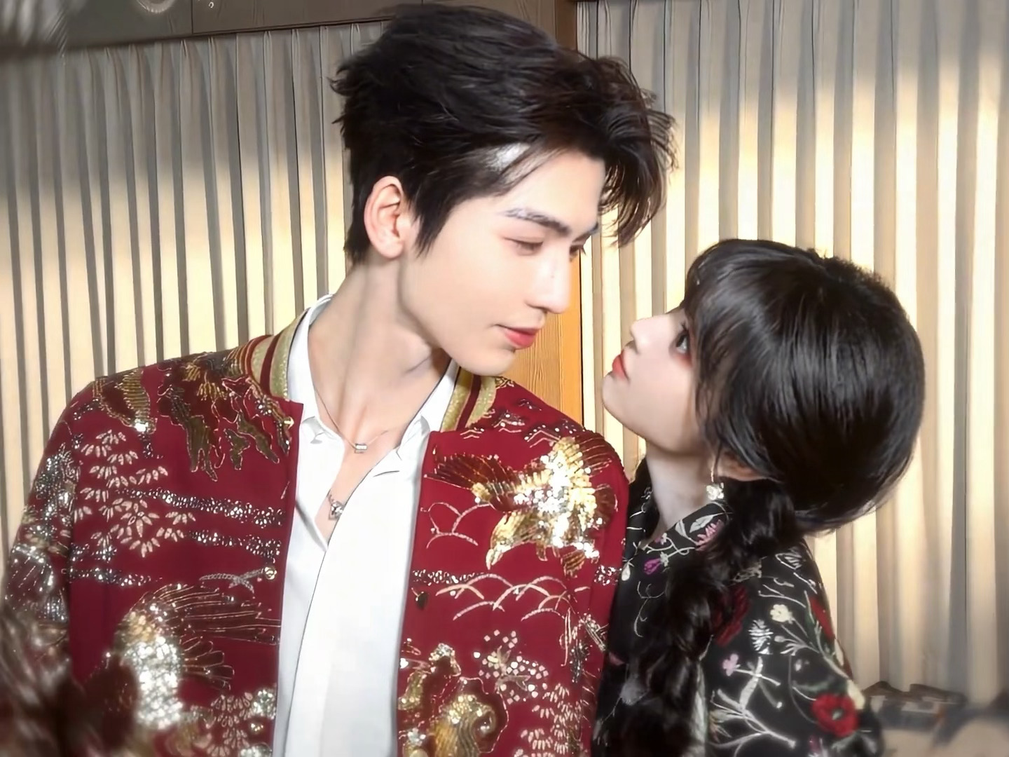 逐玉真爱降临！张凌赫田曦薇这套完全是婚礼敬酒服即视感来的，田作之赫就这样萌萌的看