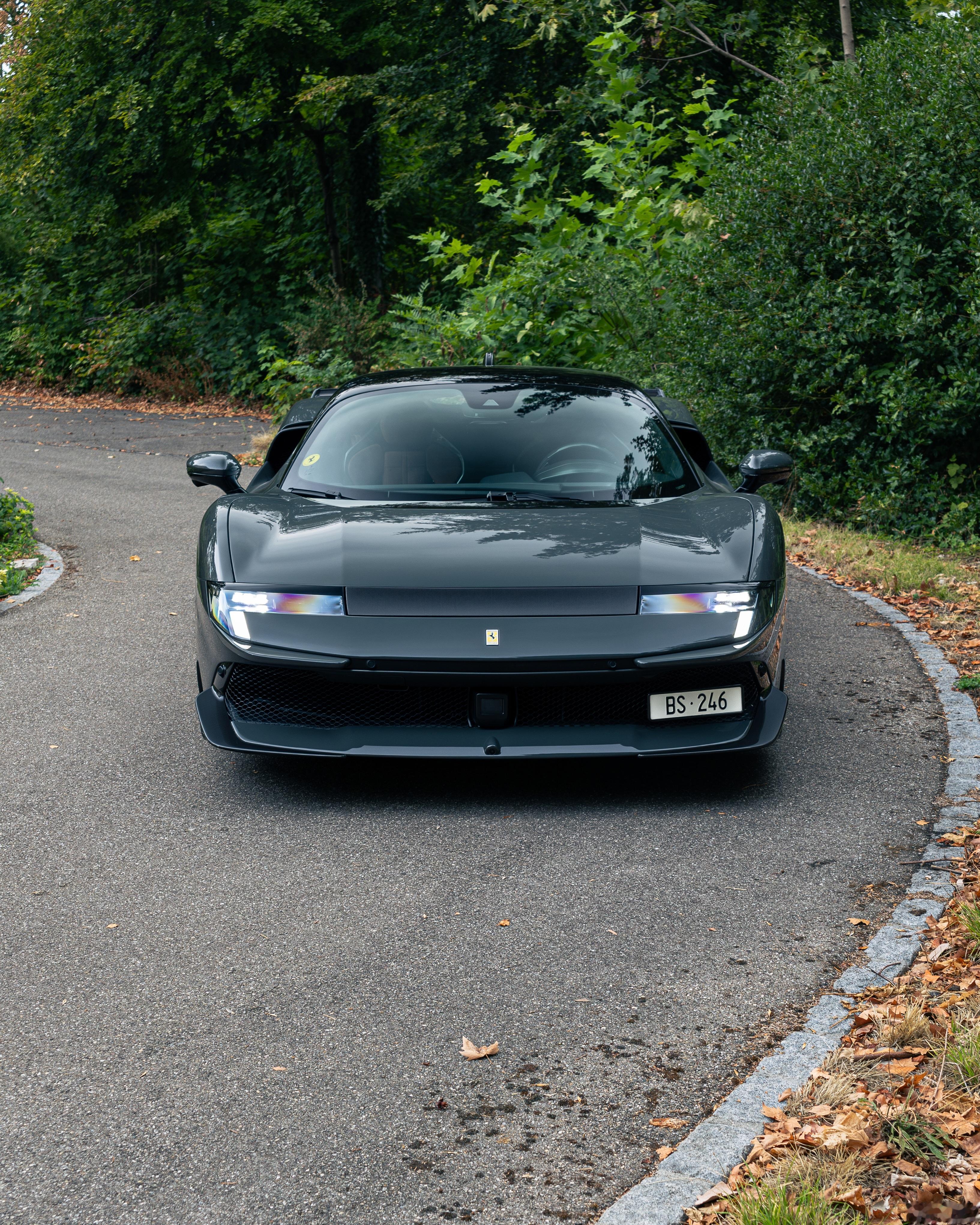 法拉利849 Testarossa，配置格调雅致非凡。车身采用“深灰792号”漆