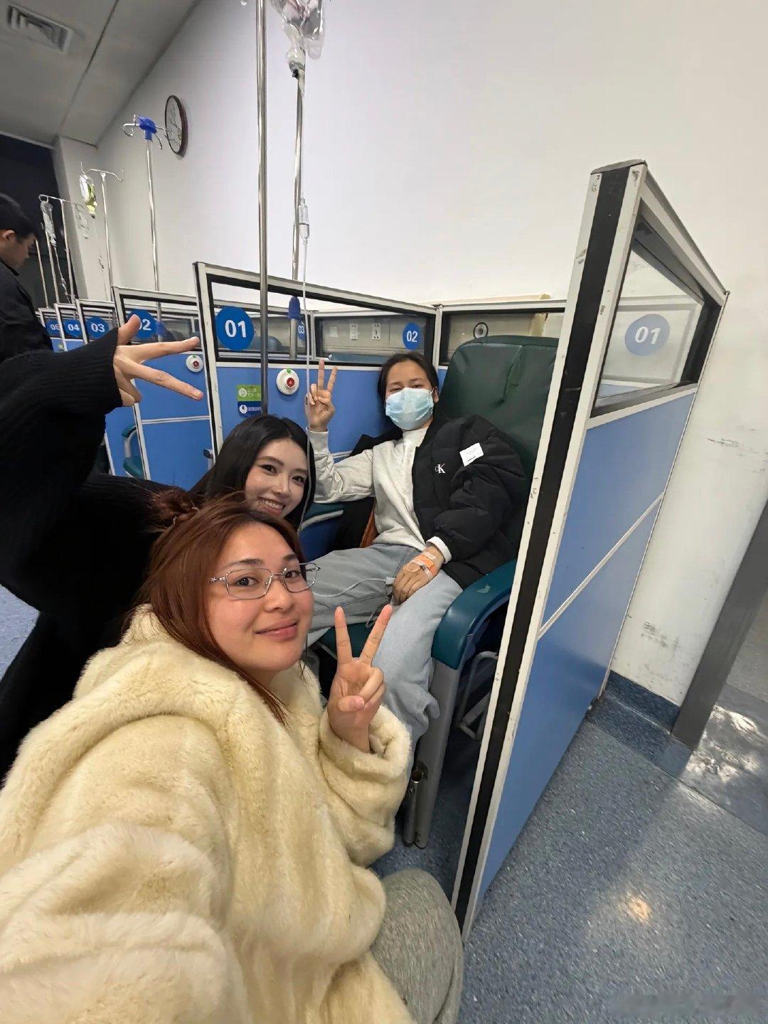 方头明生病了 方头明生病了，阿爆发了方头明生病输液的照片，配文：“家里的男人倒下