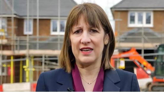 英国这回算是不装了，实打实面对现实问题，2026年3月17日英国财政大臣里夫斯在