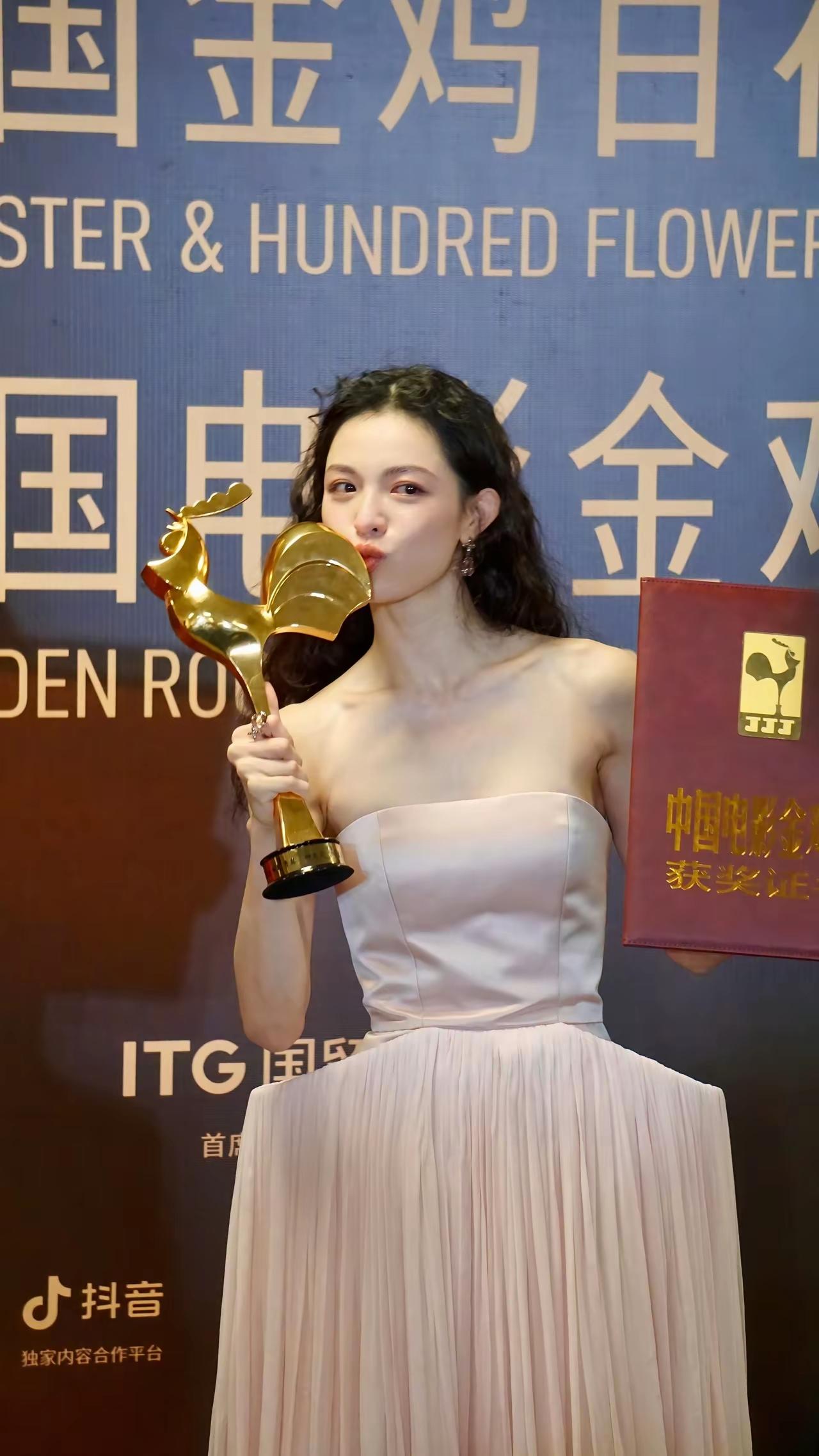 [吃瓜群众]对于金鸡奖，本就不抱太大期待，但没想到又刷新下限，服务“打拳”，连“