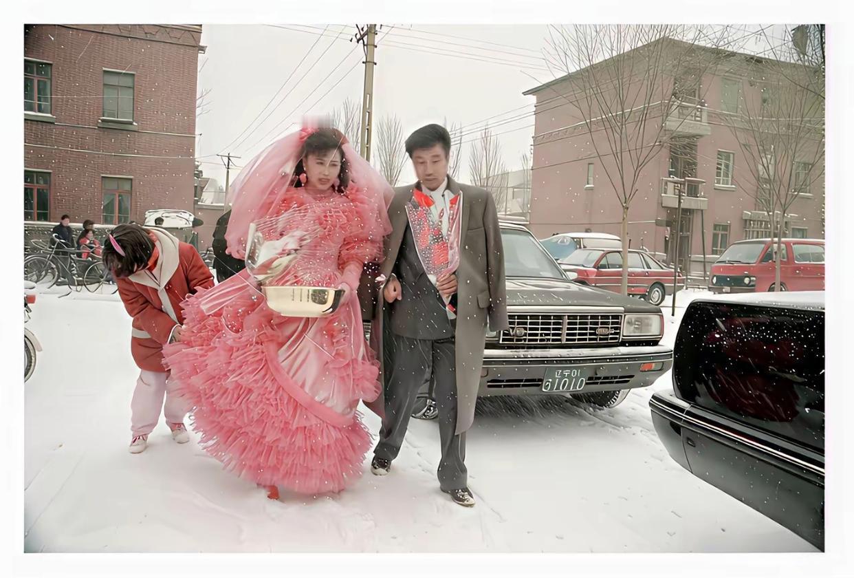 头三十年前的结婚照，放在当时是不是很牛的呀？