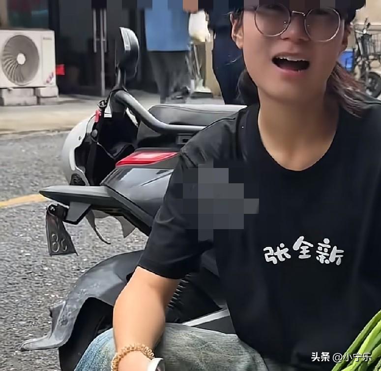 江苏徐州一名18岁女孩，暑期在一餐馆打工，老板说好的，每天工作8小时，月薪300