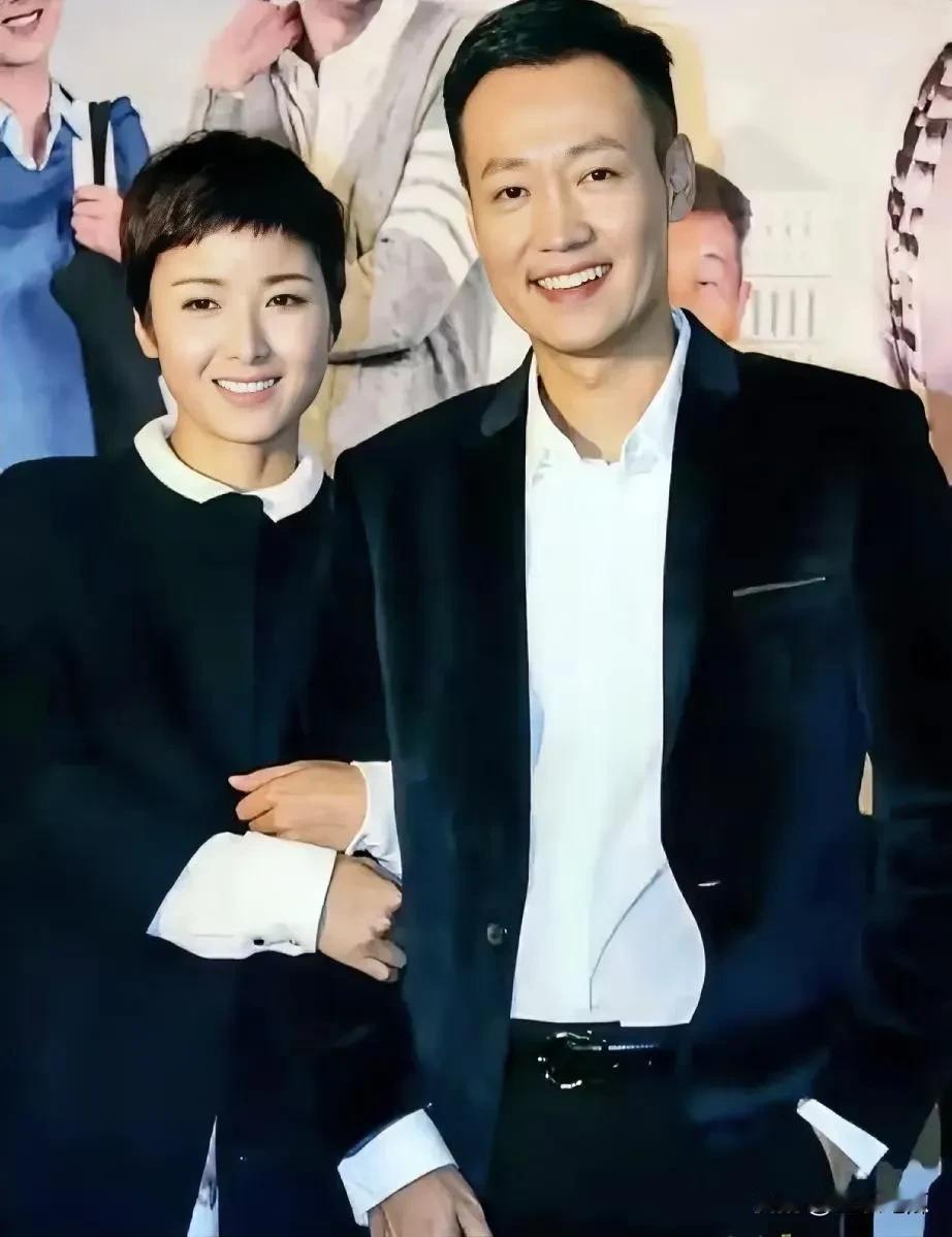 两人合照好养眼啊！女士，洁白白肤，明亮的大眼晴炯炯有神，男士高大威武，气宇轩昂，