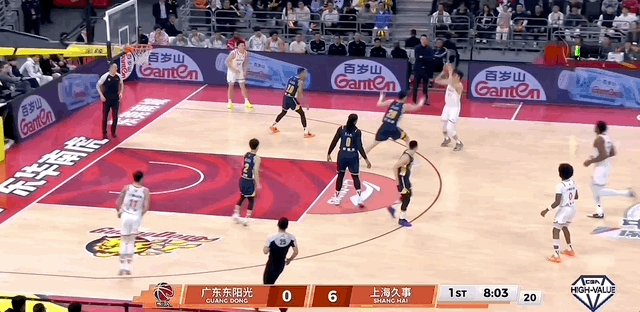 金金今天三分开得很早，连续两记三分，为上海队开局领先到了两位数。广东男篮vs上海