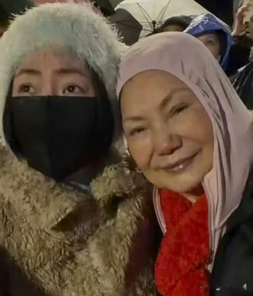 小S更新与S妈跨年夜看烟花的照片，母女俩眼眶红红的，像刚哭过，眼角的泪水都可以清