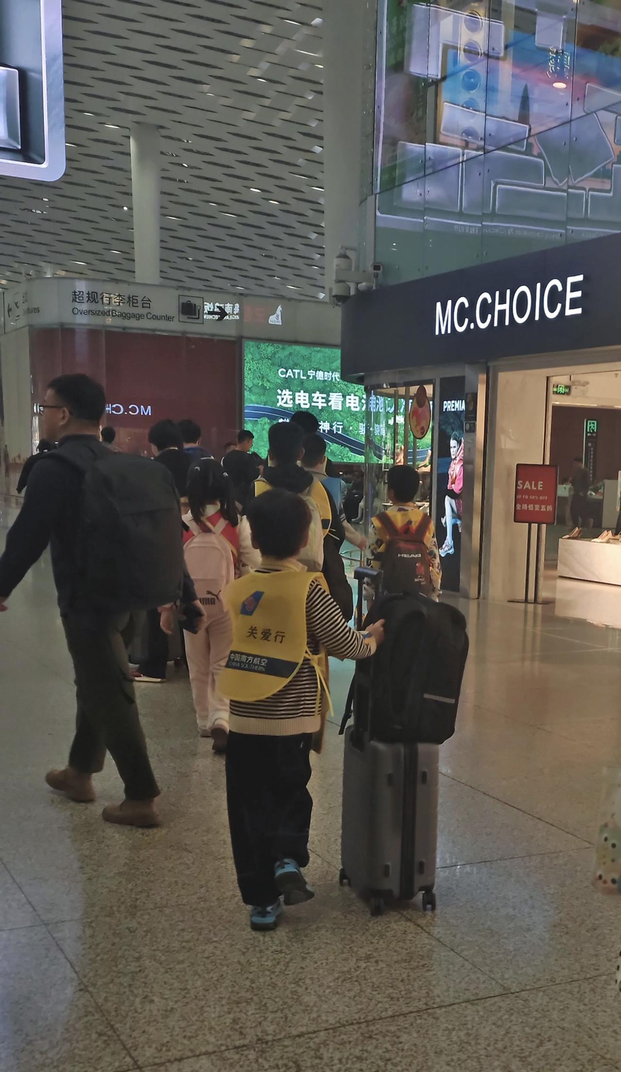 听说在机场遇见穿这样马甲的小孩上去搭话分分钟就会让检查证件盘问？