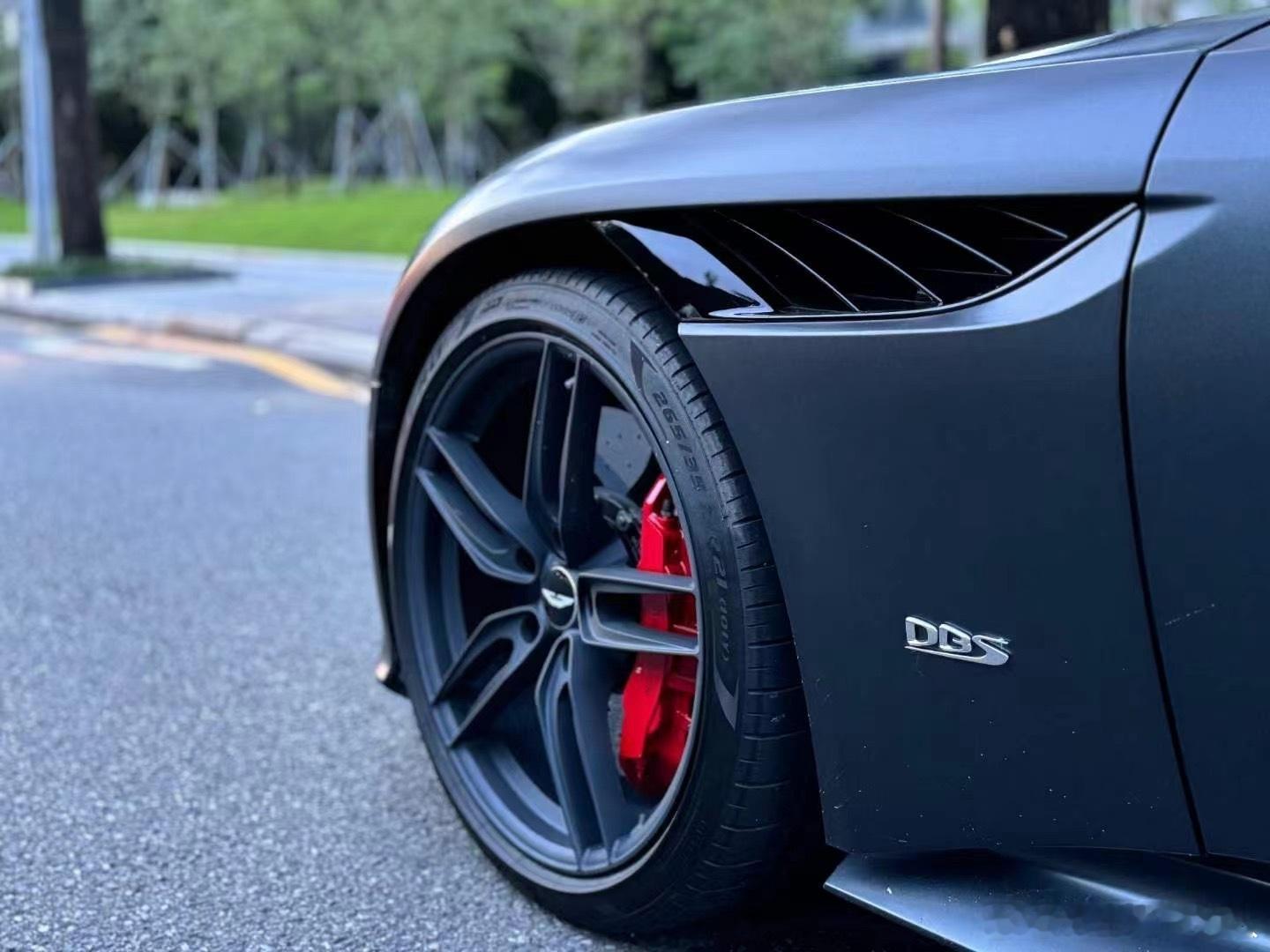 阿斯顿马丁DBS ，V12 5.2T发动机，磨砂黑油漆，翻毛皮座椅，倒车影像，陶