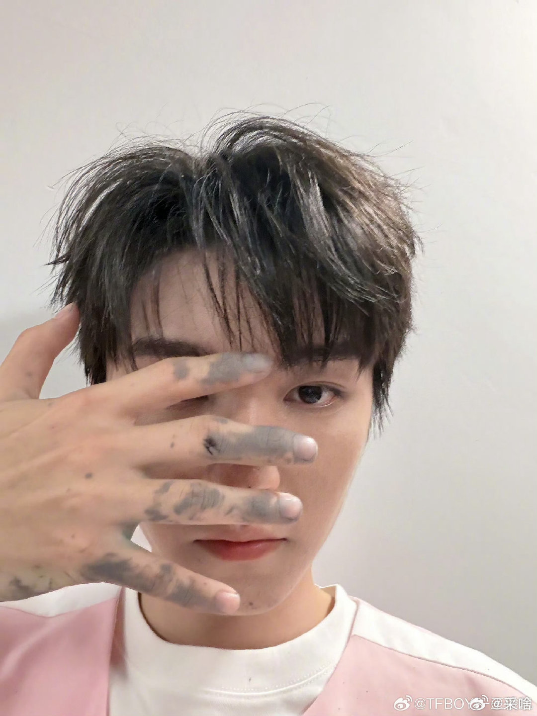 黄晓明回应丁程鑫黄晓明回应王俊凯跨年龄的相处完全没有隔阂，玩梗、走心两种模式自由