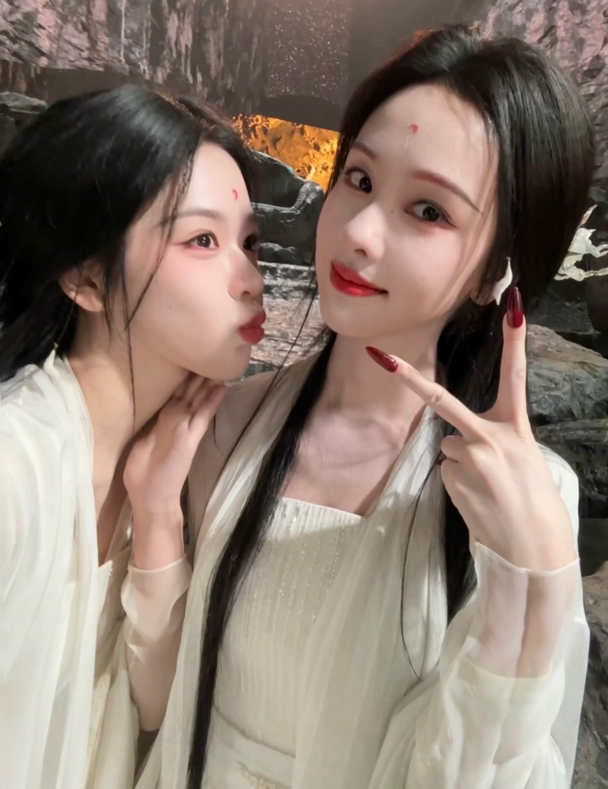 月0里的无相月酱油小狐妖，说陈都灵很暖心，嘟嘟会把暖手贴塞给她