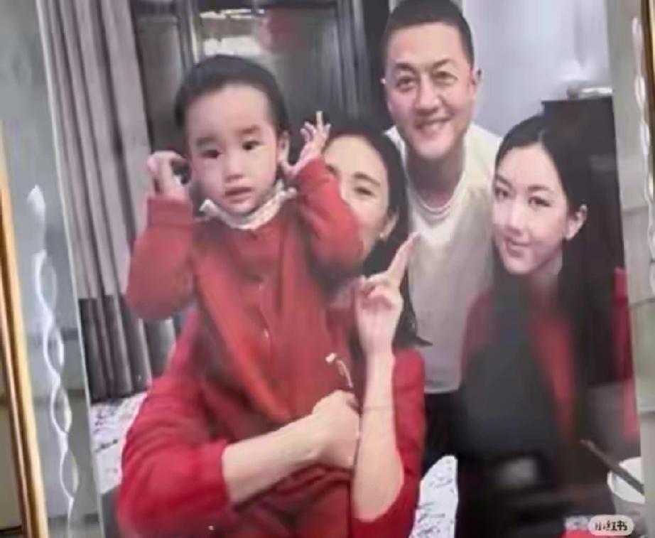 李亚鹏为4岁女儿庆生！与海哈金喜合体温馨，离婚不离家太好嗑
 
        