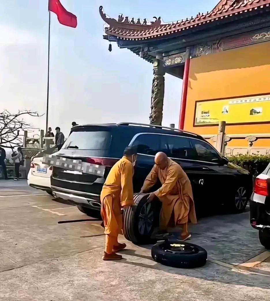 江苏某地，一名男子在古刹中祈福时，意外撞见一幕令人惊讶的场景：两位僧人正在庙宇后