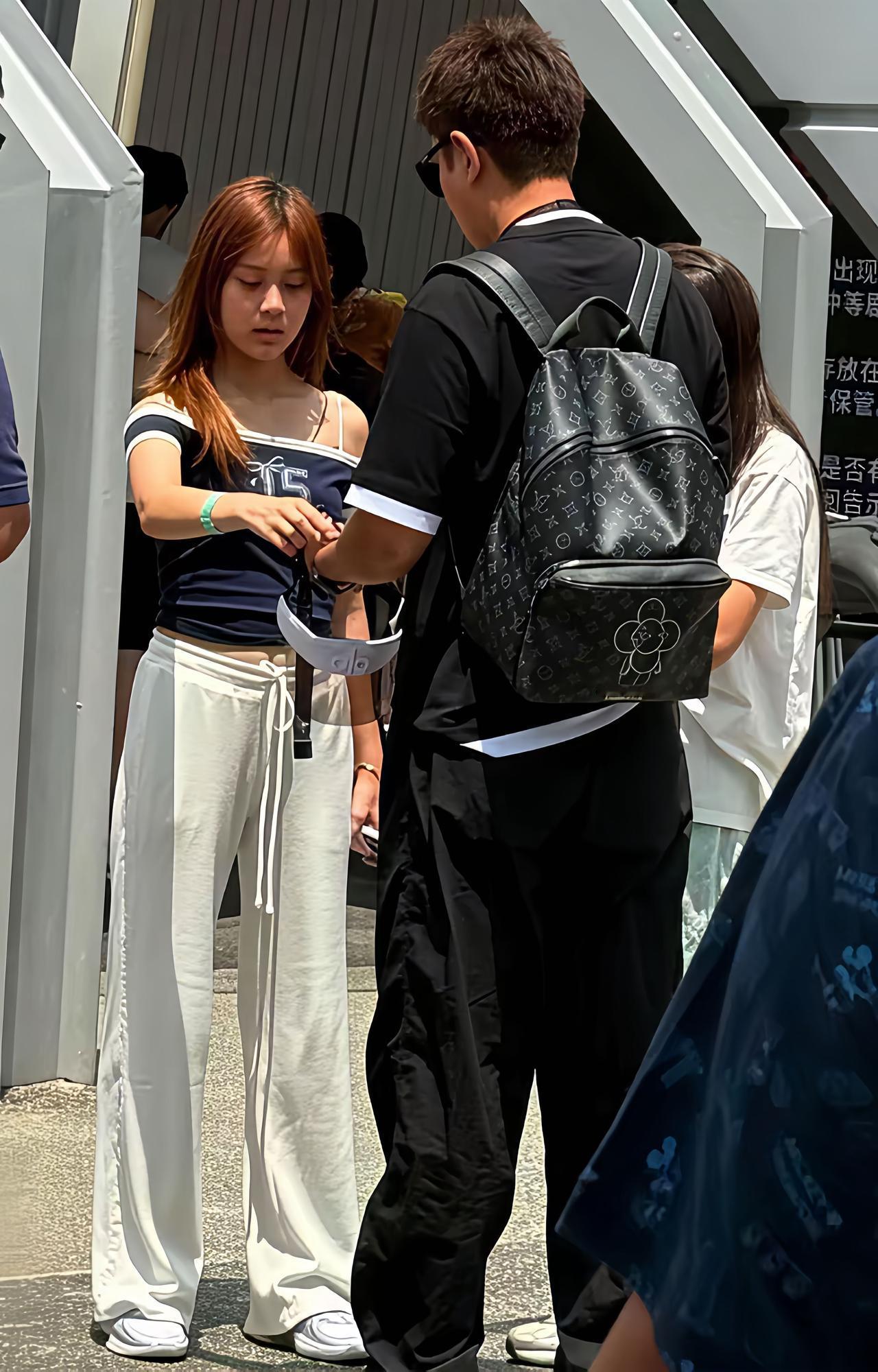近日，贾乃亮带着爱女到新加坡游玩，13岁甜馨长得越来越像爸爸了。

甜馨作为星二